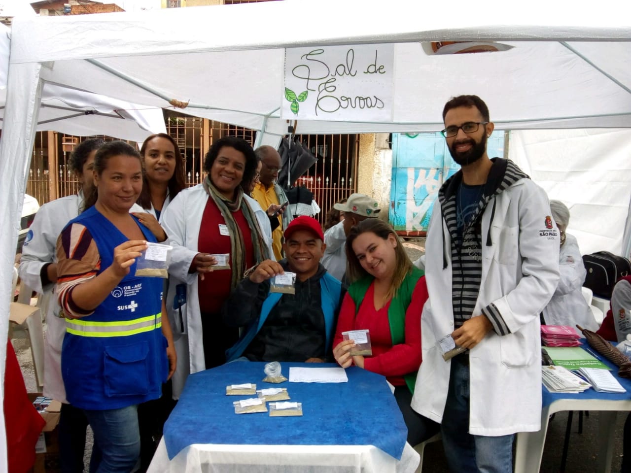 Funcionários na barraca de Sal de Ervas sorrindo para foto